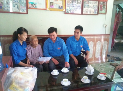 Ảnh 4: Huyện đoàn Tân Sơn thăm và tặng quà mẹ Việt Nam anh hùng